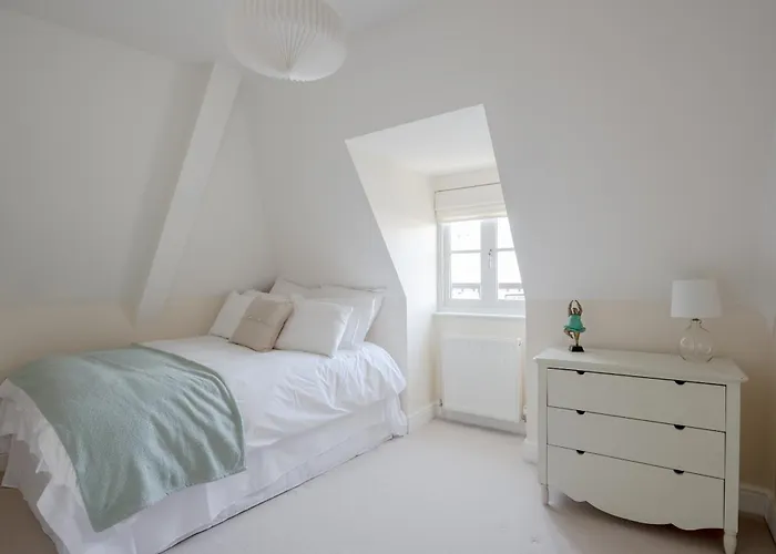 Modern 2 Bed Town House Quiet Street Near Station