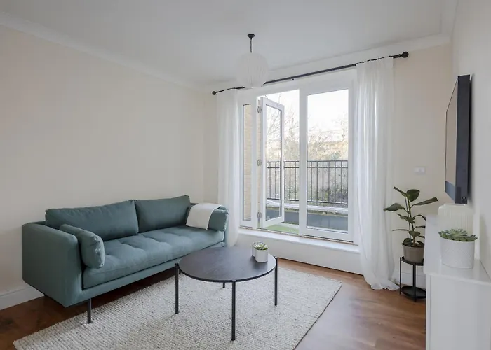Modern 2 Bed Town House Quiet Street Near Station