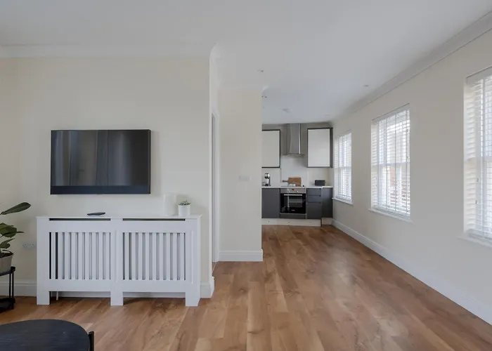 Modern 2 Bed Town House Quiet Street Near Station