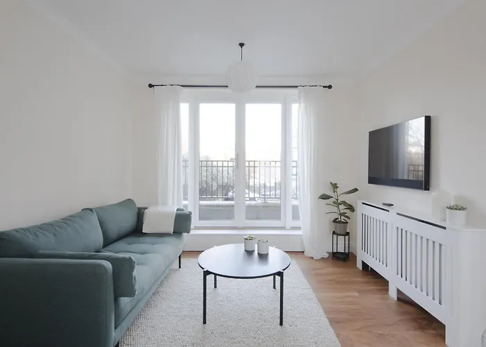 Modern 2 Bed Town House Quiet Street Near Station