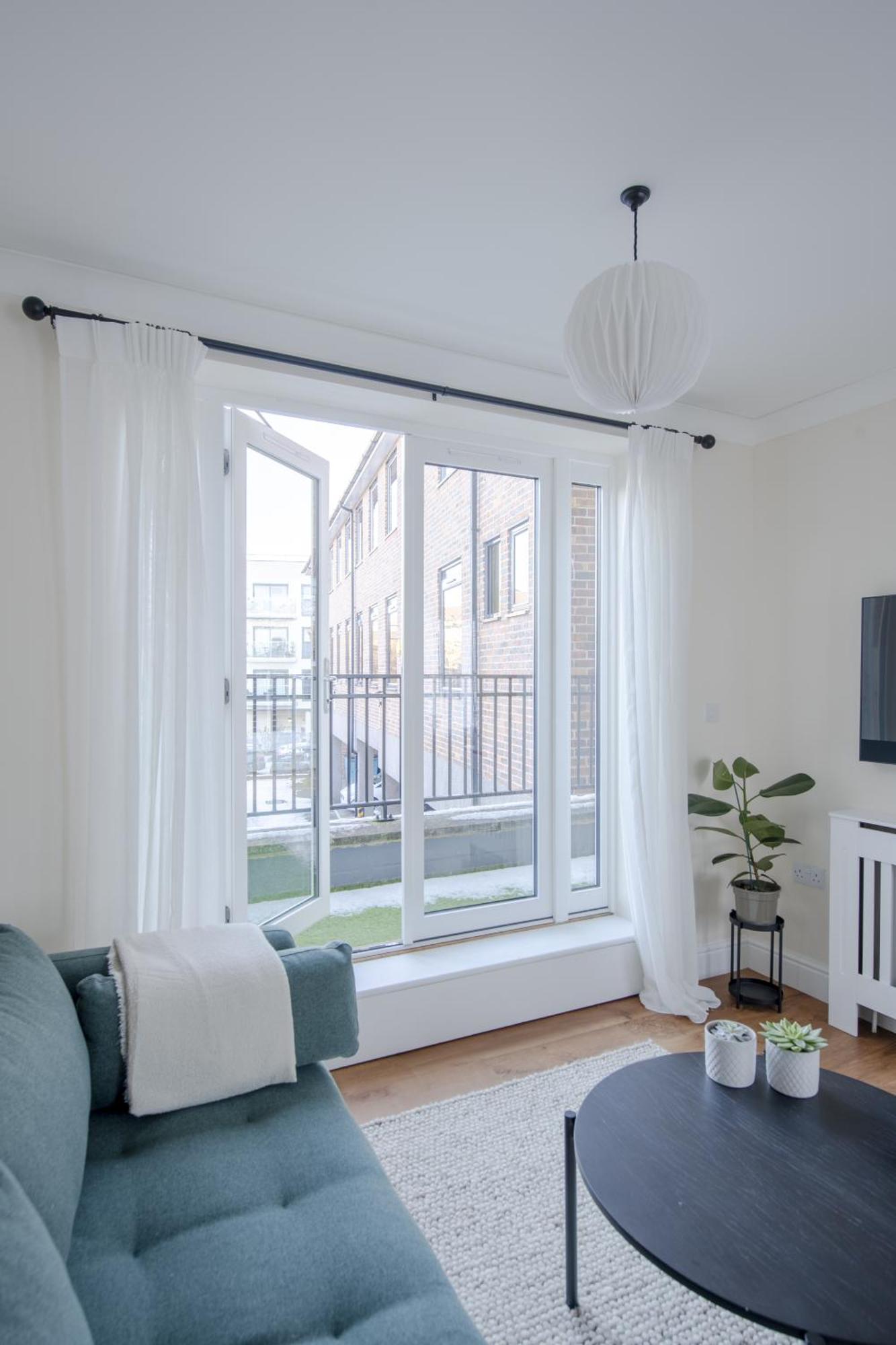Modern 2 Bed Town House Quiet Street Near Station Chelmsford
