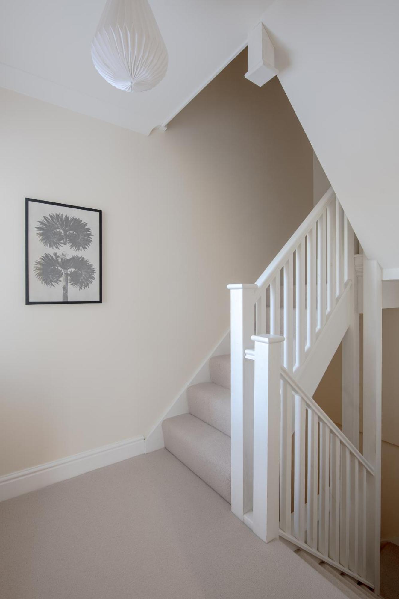 Modern 2 Bed Town House Quiet Street Near Station *