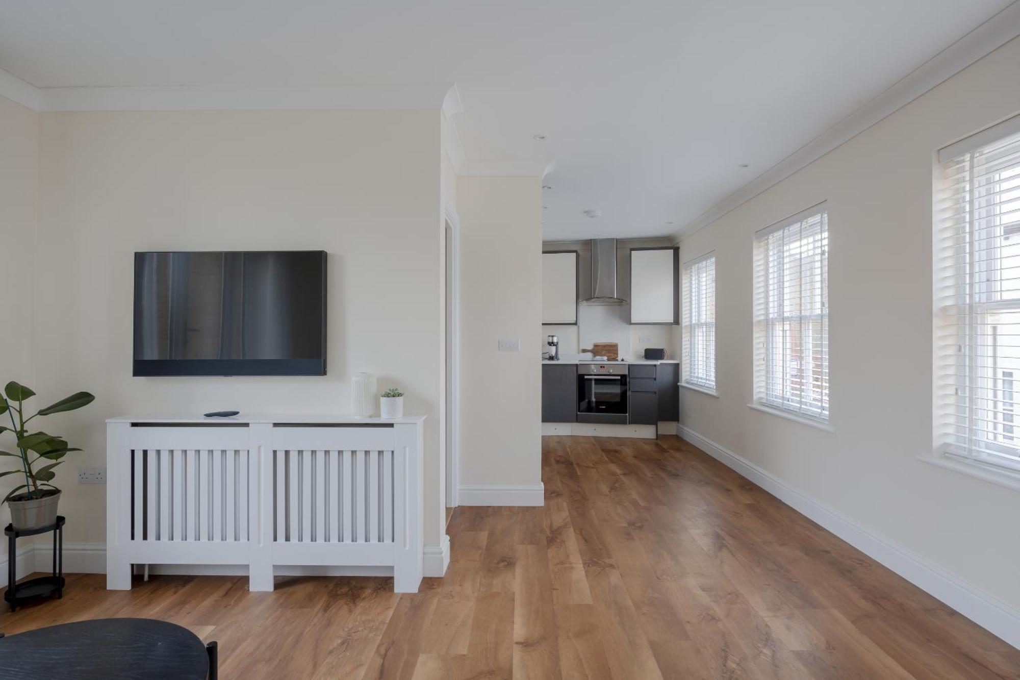 Modern 2 Bed Town House Quiet Street Near Station Chelmsford