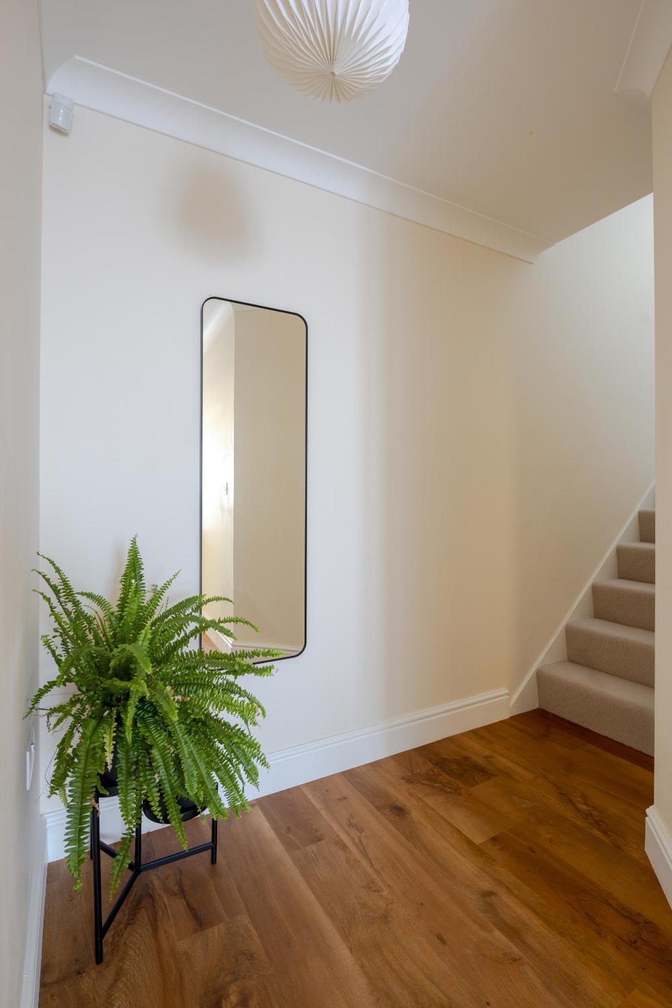 Modern 2 Bed Town House Quiet Street Near Station Holiday home