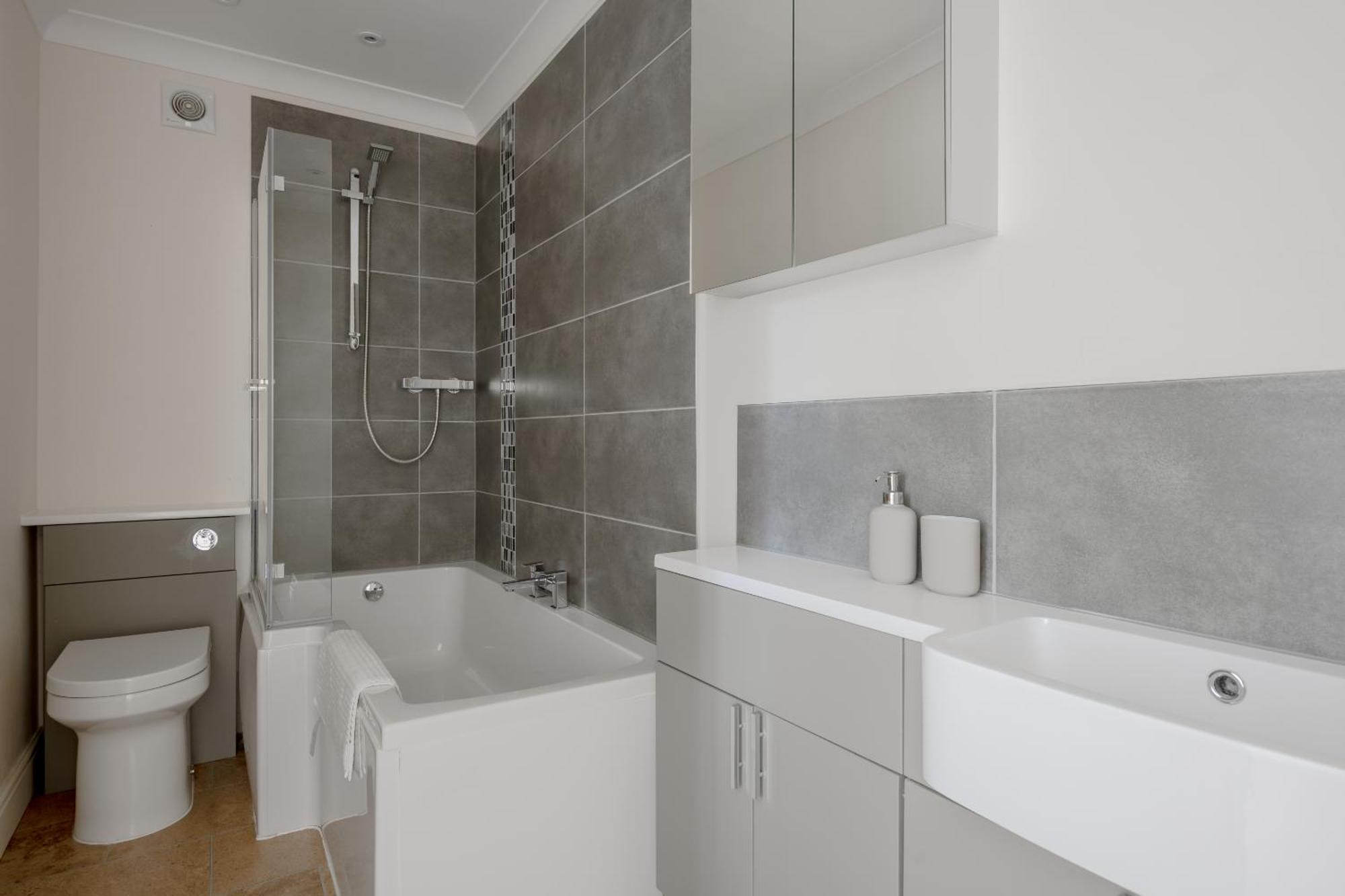 Holiday home Modern 2 Bed Town House Quiet Street Near Station