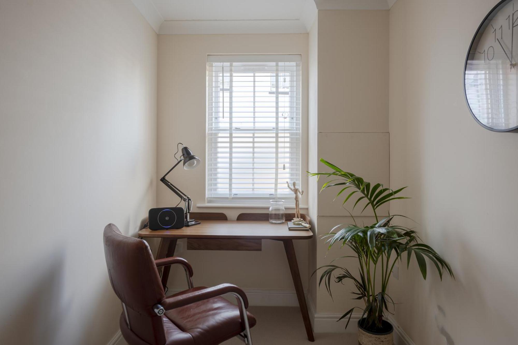 Modern 2 Bed Town House Quiet Street Near Station *
