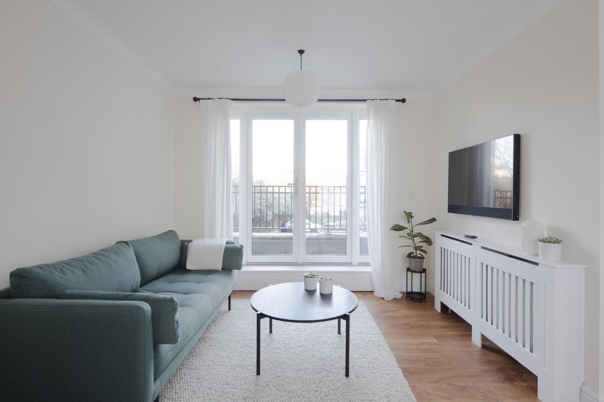 Modern 2 Bed Town House Quiet Street Near Station